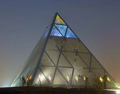 La pyramide de la « paix » à Astana, construite par l’architecte britannique Norman Foster