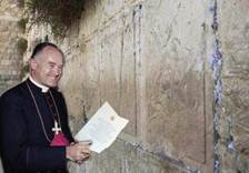 Photo-montage de Mgr Fellay devant le Mur des Lamentations à Jérusalem