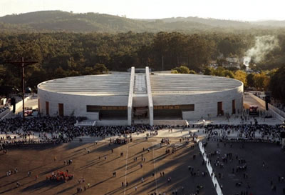 Vue aérienne de la nouvelle église de Fatima (photo Leong/AFP)