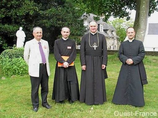 Autour de Mgr Bernard Fellay, Léon-Pierre Durin, responsable technique de l'université d'été, l'abbé Régis de Cacqueray et l'abbé Dominique Rousseau, directeur de l'école Sainte-Marie.