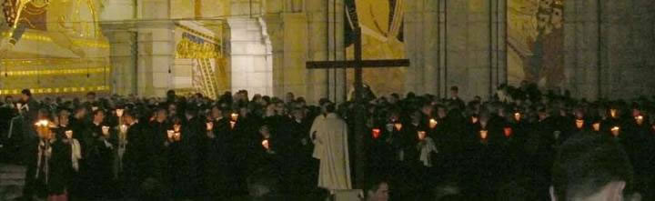 Le pseudo prêtre conciliaire en aube blanche se presse auprès des abbés de la FSSPX - Lourdes 2008