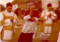 Mgr Lefebvre accompagné de l'abbé Paul Schoonbroodt (à gauche) et du prêtre allemand Jungbluth. - Procession pour la grand-messe du dimanche 24 avril 1977 à Steffeshausen.