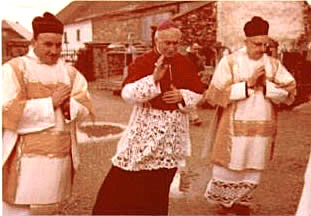 Mgr Lefebvre accompagné de l'abbé Paul Schoonbroodt (à gauche) et du prêtre allemand Jungbluth. - Procession pour la grand-messe du dimanche 24 avril 1977 à Steffeshausen.