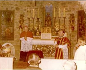 L'abbé Schoonbroodt (à droite) traduit le sermon que Monseigneur Lefebvre