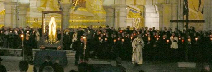 The conciliar counterfeit « priest » (white alb) leads the procession-gathering