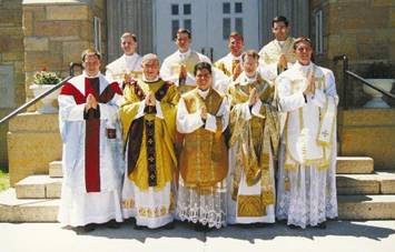 L’abbé Roberts au premier rang en deuxième position à partir de la droite, le jour de son ordination par Mgr Williamson à Winona