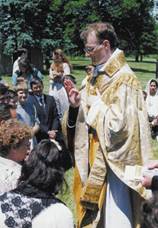 Les premières bénédictions de l’abbé Roberts après son ordination