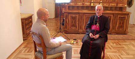 Mgr Williamson et le journaliste suédois, au séminaire de Zaitzkofen (dans la sacristie)