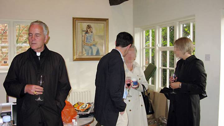 Octobre 2008 : Mgr Williamson savoure le champagne à Windsor