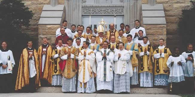 Ordination de l’abbé homosexuel Ensey par Mgr de Galarreta - juin 1995 - Winona (États-Unis)