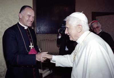 Mgr Fellay, le 25 août 2005, arborant un sourire de courtisan ecclésiastique, devant Ratzinger