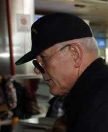 Richard N. Williamson à l’aéroport de Buenos Aires