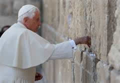 Ratzinger-Benoît XVI dépose une prière syncrétiste dans le Mur des Lamentations à Jérusalem