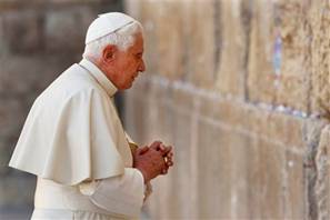 Ratzinger au Mur occidental de Jérusalem