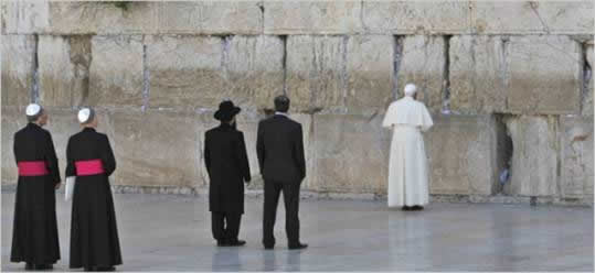 Pope at Western Wall 600