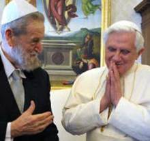 Ratzinger-Benoît XVI en parfaite communion à la synagogue de Rome, avec un rabbin représentant de la religion talmudique