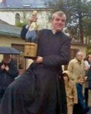 L’abbé de La Rocque (FSSPX) dans son prieuré à Nantes, un jéroboam de champagne à la main, fêtant le Motu Proprio de l’apostat Ratzinger-Benoît XVI