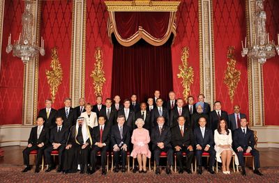 Réunis à Londres, le 2 avril 2009, autour de la reine Elizabeth II, les chefs d’État et de gouvernement des 20 plus grandes puissances du monde ont envisagé de créer un directoire économique mondial.