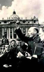 Place Saint-Pierre, le 10 avril 1973, Conférence de presse de l'abbé Georges de Nantes