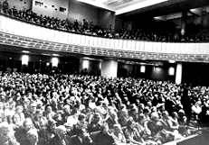 Salle comble à la salle de la Mutualité à Paris, dans les années 1970, pour écouter l’abbé de Nantes