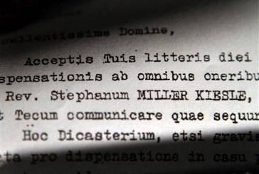 Lettre dactylographiée en latin et signée par le cardinal Josef Ratzinger sur le pédophile Stephen Kiesle