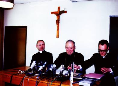 L’abbé Lorans à la gauche de Mgr Lefebvre vers la fin années 80