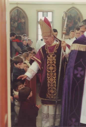 Mgr Lefebvre bénissant des enfants