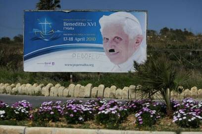 Caricature de Benoît XVI à Malte, traité de « pédophile » et affublé de la petite moustache d’Adolf Hitler