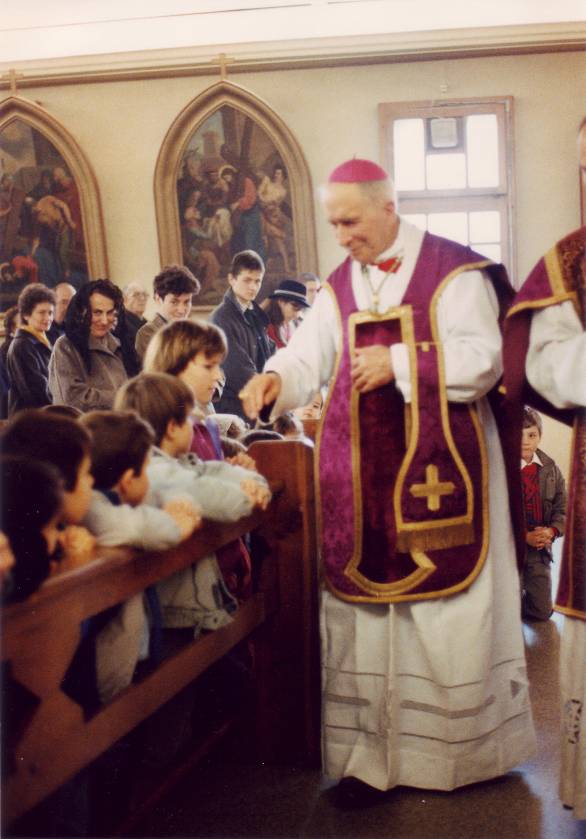 Mgr Lefebvre faisant baiser son anneau épiscopal à de jeunes enfants