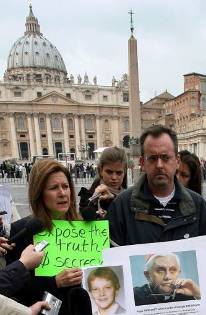 Des parents de victimes manitestent pale Saint-Pierre à Rome