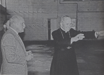 Max Barret et Mgr Lefebvre élaborant ensemble leur projet de chapelle
