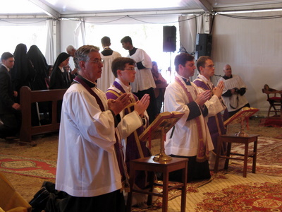 L’abbé Loschi au centre, entre deux jeunes prêtres qui viennent d’être ordonnés