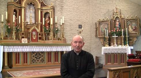 Monsieur le Curé Schoonbroodt dans son église du Sacré Cœur de Jésus de Steffeshausen