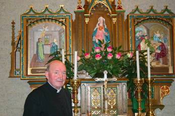 Monsieur le Curé Schoonbroodt dans son église du Sacré Cœur de Jésus de Steffeshausen