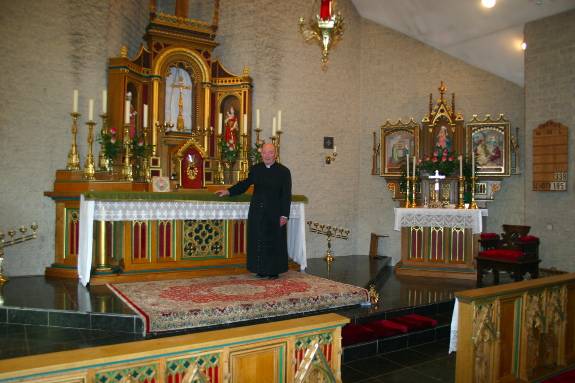 Mr le Curé Paul Schoonbroodt dans l’église qu’il a construite à Steffeshausen