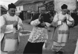 Mgr Lefebvre et M. le Curé Paul Schoonbroodt en 1977, pour les confirmations à Steffeshausen