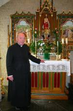 Monsieur le Curé Schoonbroodt dans son église du Sacré Cœur de Jésus de Steffeshausen