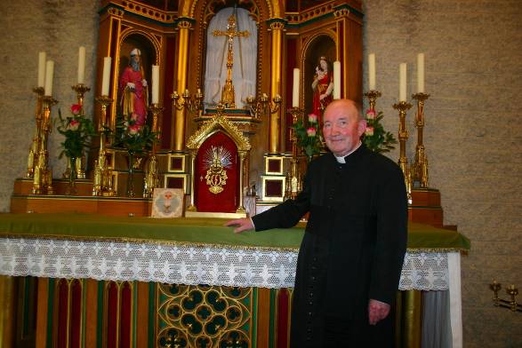 Mr le Curé Paul Schoonbroodt dans l’église qu’il a construite à Steffeshausen