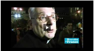 L’abbé Puga, premier vicaire à l’église Saint Nicolas du Chardonnet, participant à l’une des manifestations, place du Châtelet.