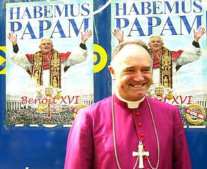 Bernard Fellay devant la camionnette de Chartres