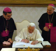 Signature du Motu Proprio Summum Pontificum